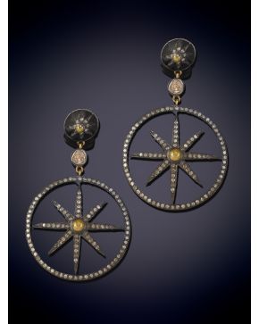 169-ORIGINALES PENDIENTES LARGOS DE DIAMANTES EN FORMAS CIRCULARES CON DETALLES DE ESTRELLAS. Montura en oro 18k  y plata