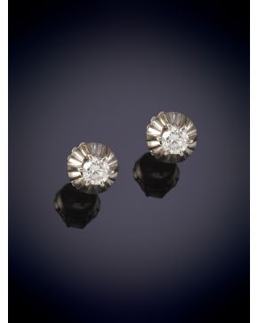 17-ELEGANTES DORMILONAS DE BRILLANTES MONTADAS EN GARRAS sobre una montura en oro blanco de 18k. 