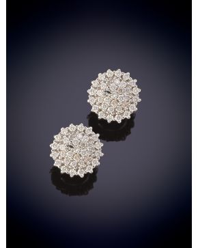 175-PENDIENTES CUAJADOS DE BRILLANTES. Montura en oro blanco de 18k. 