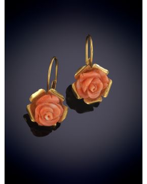 181-PENDIENTES COLGANTES FLORES DE CORAL SOBRE UNA MONTURA DE ORO AMARILLO DE 18K. 