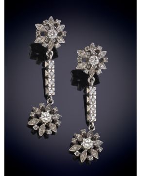 189-ELEGANTES PENDIENTES LARGOS CON MOTIVOS DE FLORES DE BRILLANTES UNIDOS POR HILERAS DE BRILLANTES. Montura en oro blanco de 18k. 