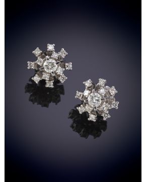 194-PENDIENTES ANTIGUOS AÑOS 50 DE BRILLANTES CON DISEÑO EN FLOR. Montura en garras de oro blanco de 18k.