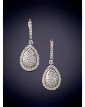 197-ELEGANTES PENDIENTES LARGOS EN FORMA DE LÁGRIMA CON BRILLANTES EN PAVÉ ORLADO POR DIAMANTES TALLA BAGUETTE. Montura en oro blanco de 18K