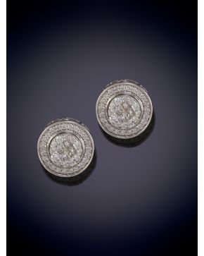 199-ELEGANTES PENDIENTES CUAJADOS DE BRILLANTES. Montura en oro blanco de 18k. 