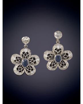 202-PENDIENTES COLGANTES FLOR DE BRILLANTES Y ZAFIROS CON UN PESO DE 0,80CT. TOTAL. Montura de platino