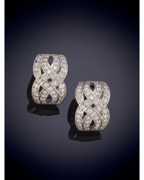 204-ELEGANTES PENDIENTES DE DISEÑO ENTRECRUZADO CON BRILLANTES. Montura en oro blanco 18k.