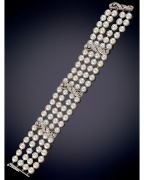 214-ELEGANTE PULSERA DE PERLAS EN 4 HILOS  CON DETALLES DE DIAMANTES Y ORO BLANCO.