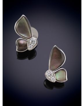 220-BELLOS PENDIENTES DE MARIPOSAS  DE  MADRE PERLA CON UN CENTRO DE BRILLANTES CALIDAD EXTRA. Montura en oro blanco de 18 k.  