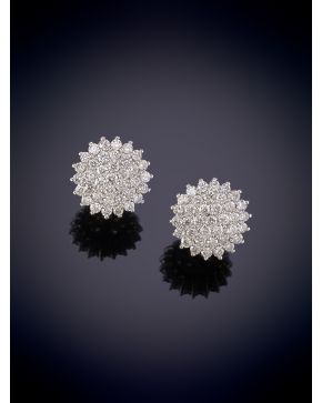 29-ELEGANTES PENDIENTES DE BRILLANTES MONTADOS EN PAVÉ. Montura en oro blanco de 18k. 