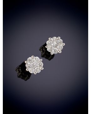 53-SENCILLOS PENDIENTES DE BRILLANTES. Montura en oro blanco 18k.