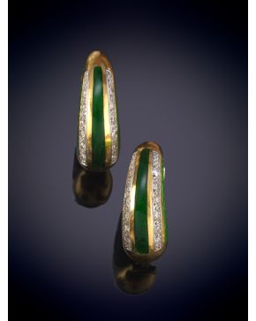 69-PENDIENTES CRIOLLAS CON ESMALTE VERDE Y BRILLANTES. Montura en oro amarillo de 18k.