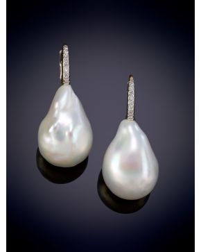 777-PENDIENTES DE PERLAS  BARROCAS DE AGUA DULCE CON INTENSO ORIENTE, COLGANTES DE LÍNEA DE BRILLANTES CALIDAD EXTRA. Montura en oro blanco 