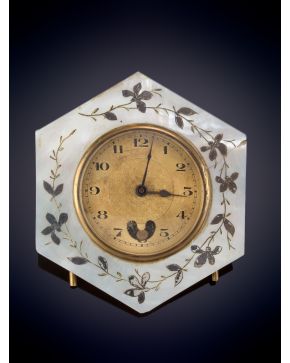 876-Reloj despertador francés de forma hexagonal en nácar con decoración floral incrustada de metal plateado. Con soporte trasero. Con resta