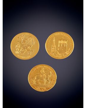 890-LOTE DE TRES MONEDAS CONMEMORATIVAS EN ORO AMARILLO 18K. 