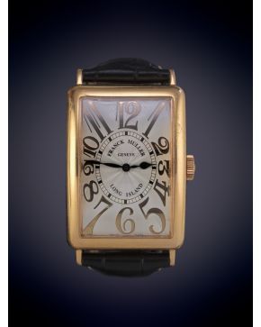 900-FRANCK MULLER" MODELO "LONG ISLAND" GRAN CAJA EN ORO AMARILLO DE 18K, Nº 312 1200SC. Esfera gris irisada con numeración arábiga en oro y