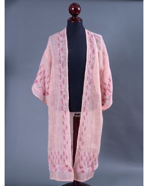 913-Caftán en lana de camello hecho a mano con decoracionbes bordadas de motivos geométricos en rosa palo. 