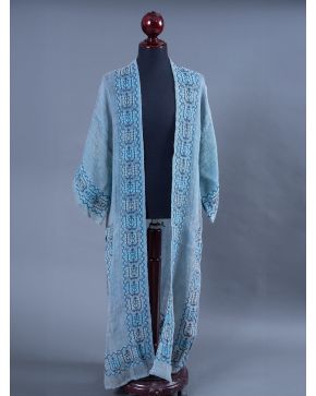 914-Caftán en lana de camello hecho a mano con decoracionbes bordadas de motivos geométricos en tonos azules.