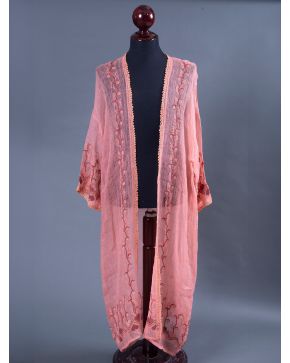 915-Caftán en lana de camello hecho a mano con decoracionbes bordadas de motivos geométricos en tono rosa salmón.