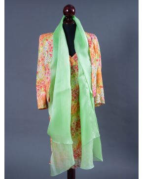 916-ESCADA Conjunto de vestido en lentejuelas multicolor y chaqueta a juego. Con foulard verde en gasa. 