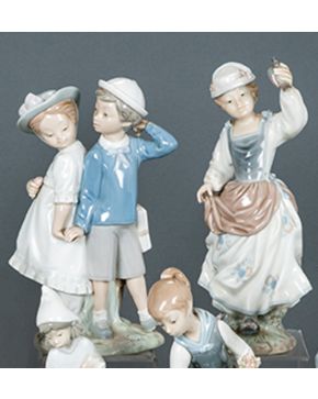 2504-Niña con pájaros" y "Niños de la mano" Figuras en porcelana de Lladró, años 70. Alturas: 