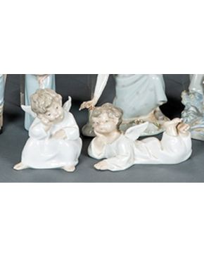 2506-Angelitos" Pareja de figuras en porcelana de Lladró, años 70. Algún desperfecto. Medidas: