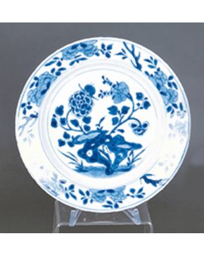 2511-Decorativo plato en porcelana china blanca y azul. Algún piquete. C. 1900. - Colección Mr. R