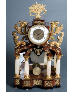 2426-Reloj de sobremesa Biedermeier, Viena c. 1820. En maderas frutales, y madera dorada y policr