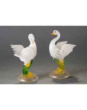 2478-Pareja de cisnes en cristal soplado italiano. Altura mayor: 23 cm.