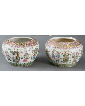 2492-Pareja de peceras en porcelana china con representación de guerreros, cortesanos y floral. Peri