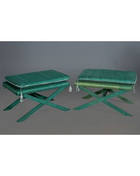 2379-Pareja de banquetas con patas de tijera en madera verde con asientos de cojín del mismo color c