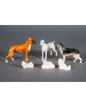 2509-Lote de perros en miniatura en porcelana centroeuropea esmaltada y vidriada .  Altura mayor: