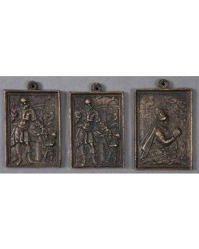 2412-Lote de tres placas devocionales en bronce. Trabajo español, s. XVII-XVIII. Medidas: 11 x 7 