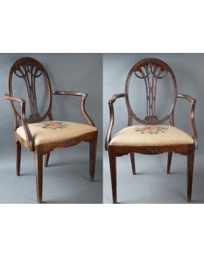 62-Pareja de sillas Hepplewhite, c. 1790, en madera de caoba tallada con respaldo calado y decoració