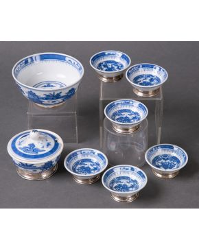71-Moderno juego para desayuno en porcelana china azul y blanca formado por: bowl, seis cuencos y az