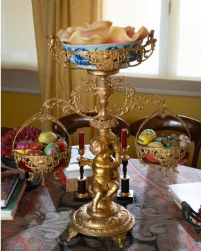 69-Gran centro de mesa o frutero Napoleón III en bronce dorado, ff. s. XIX. Representación de "putto