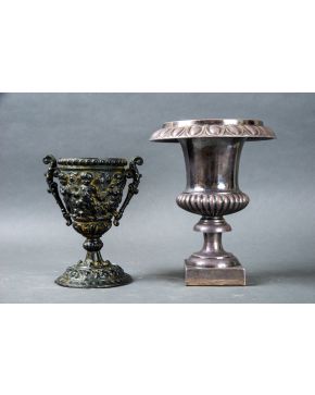 2485-Lote de dos copas, una en bronce pavonado con decoración relevada en depósito y otra, en hierro