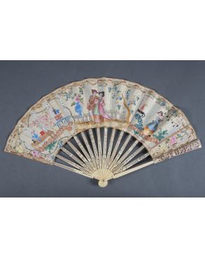 66-Abanico chino del siglo XVIII para la exportación, con varillaje en hueso decorado con aplicacion