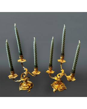 2222-Pareja de candelabros con tres brazos de luz en metal dorado. Altura: 25 cm.