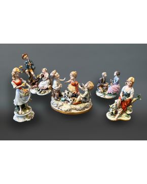 2244-CAPODIMONTE S. XX., Lote de 5 gruposde porcelana en biscuit compuesto por: "Girotondo" de niño