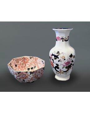 2240-Lote de cerámica estilo oriental compuesto por jarrón y frutero con motivos florales, peonías y