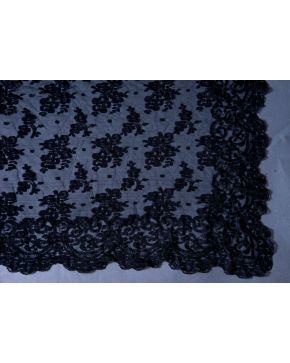 2437-Mantilla antigua negra de blonda con bordados de entrelazos florales. Medidas:200 x 100 cm.