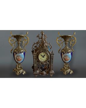 2265-Guarnición de reloj en bronce y pareja de copas estilo Sevres con montura en bronce con cartela