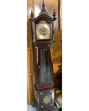 2268-Reloj de antesala estilo inglés en madera y con aplicaciones de bronce. Altura: 195 cm.