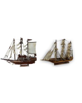 2283- Lote de dos maqueta de  barcos veleros con tres mastiles realizado en madera policromada, con 