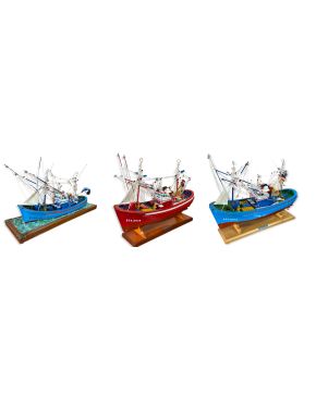 2282-Lote compuesto por tres maquetas de barcos pesqueros en madera policromado con numerosos detall