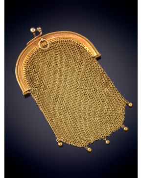 1-MONEDERO ANTIGUO EN MALLA CON DOBLE BOLSILLO EN ORO AMARILLO 18K. Bella boquilla cincelada.