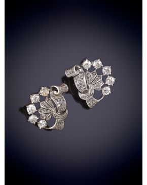 111-BELLOS PENDIENTES, AÑOS 40, DE DIAMANTES A MODO DE LAZADA. Sobre una montura de garras en oro blanco de 18k. 