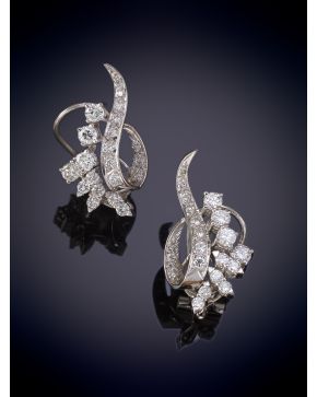 119-ELEGANTES PENDIENTES FLORALES DE BRILLANTES. Montura en oro blanco 18k.