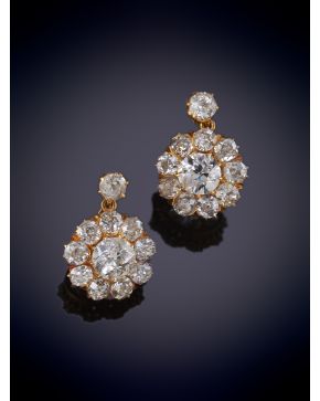 128-BELLOS PENDIENTES ANTIGUOS DE DIAMANTES EN FORMA DE ROSETÓN. Montura en oro amarillo 18k. Peso total de diamantes:2.40 aprox.