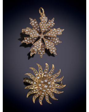 13-LOTE DE DOS BROCHES EN ESTRELLA Y FLOR CON DECORACIÓN DE PERLITAS. Montura en oro amarillo 14k